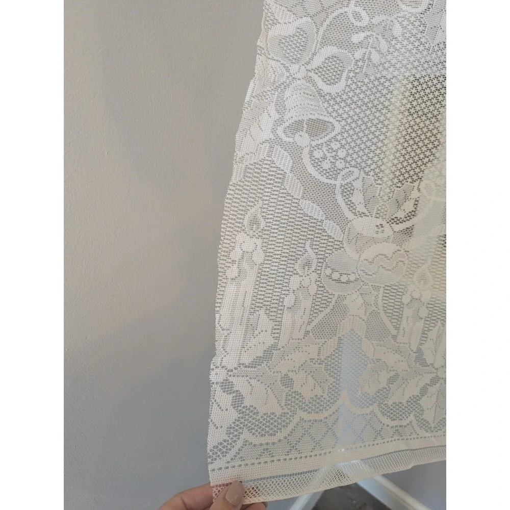 Vtg‎ Elegant White Lace Christmas Tablecloth 92x61 Candle Motif Wreath Bells